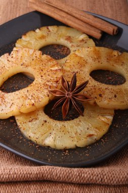 Baharat ile pişmiş ananas