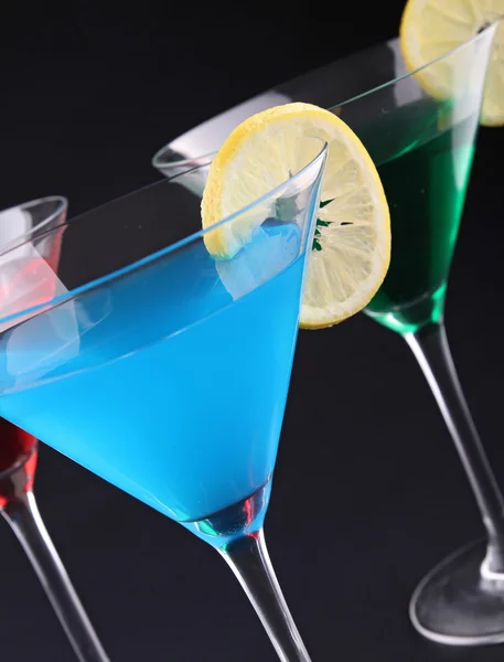 Cocktail mustalla — kuvapankkivalokuva