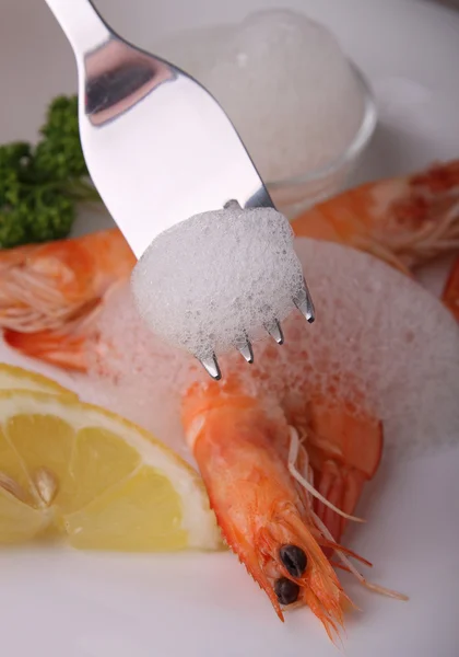 Shrimp and lemon — Stock Photo, Image