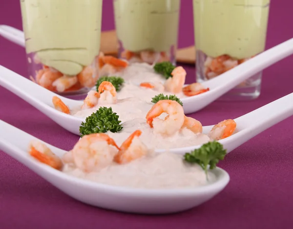 Avocado and shrimp — Stock Photo, Image