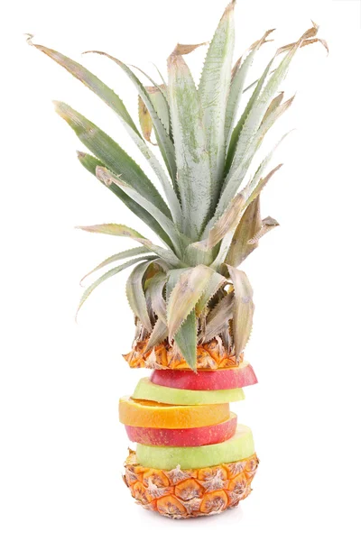 Geïsoleerde ananas en fruit op wit — Stockfoto