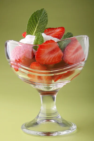 草莓和奶油玻璃 — 图库照片