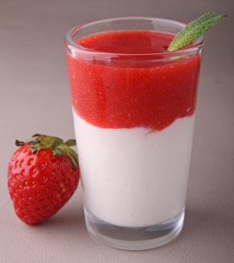 çilek panna cotta