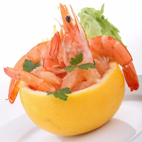 Grapefruit with shrimps — Stock Photo, Image