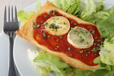 Yemek, pizza ve salata