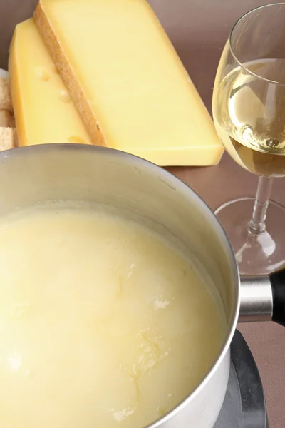 Käsefondue und Wein — Stockfoto