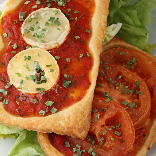 Pizza de tomate y ensalada — Foto de Stock