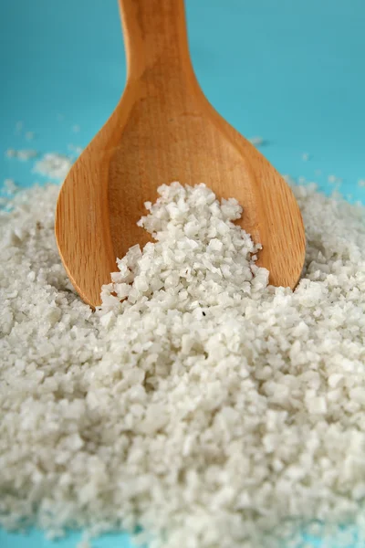 Salz und Kochlöffel — Stockfoto