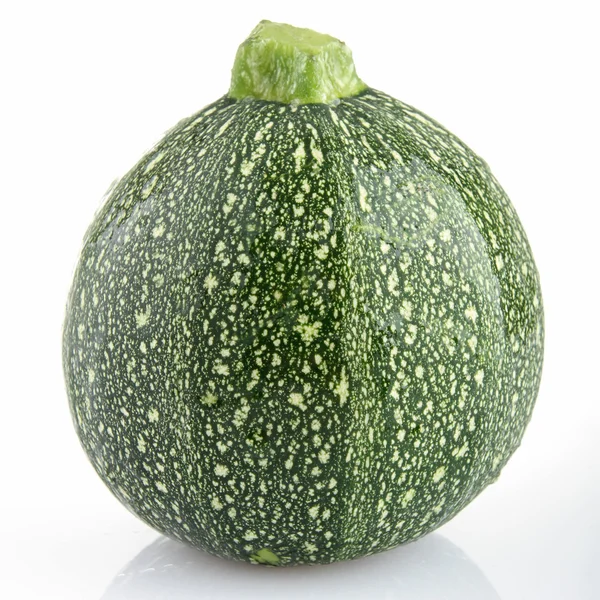 Rohe Zucchini auf weißem Hintergrund — Stockfoto