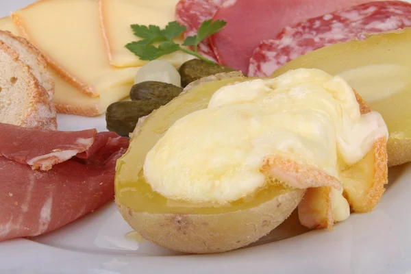 Pomme de terre avec raclette au fromage — Photo