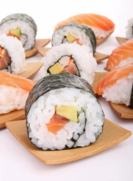 Válogatott Lazackaviáros sushi tekercs — Stock Fotó