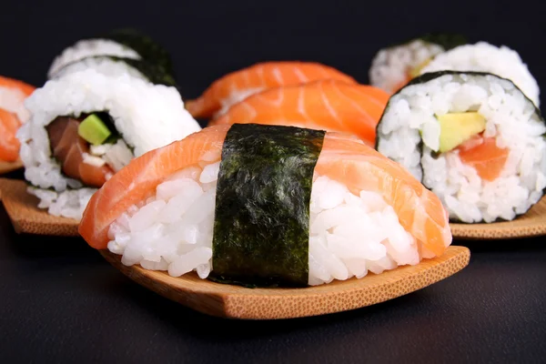Sushi de salmão em preto — Fotografia de Stock