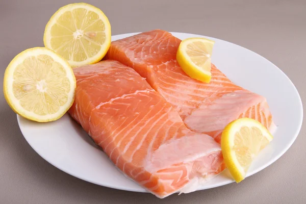 Assiette de saumon cru — Photo