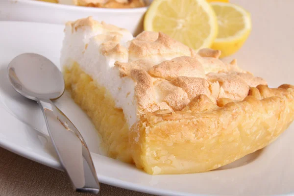 Deliciosa fatia de torta de limão — Fotografia de Stock
