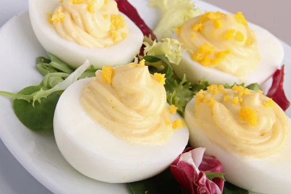 マヨネーズをかけた卵 — ストック写真