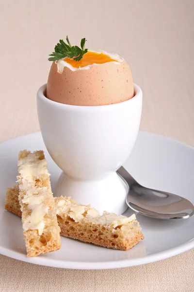 煮熟的鸡蛋和烤面包 — 图库照片