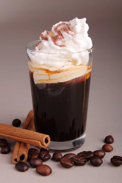 Üveg, a kávé és tejszín — Stock Fotó