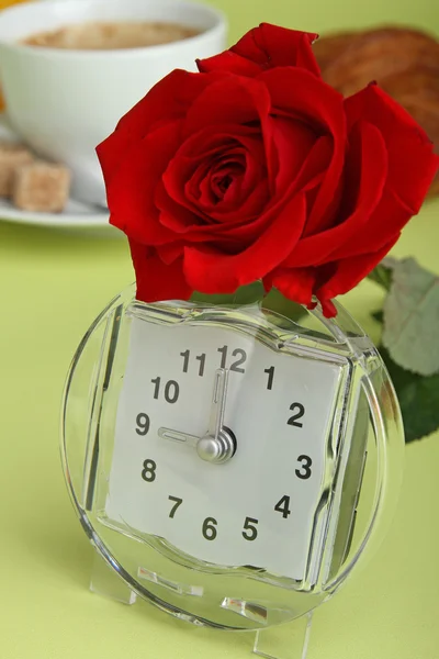 Alarm o'clock and rose — Stock Photo, Image