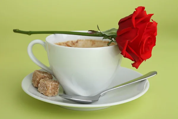 Caffè e rosa rossa — Foto Stock