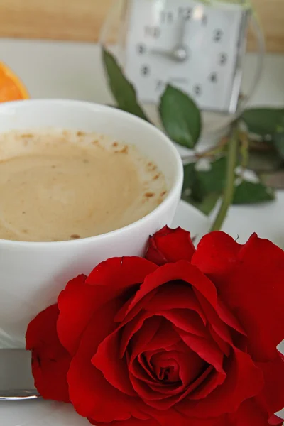 Kaffekopp och rose — Stockfoto