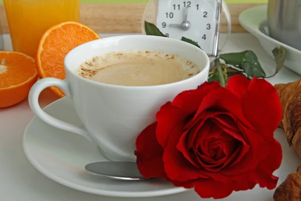 Kaffeetasse und Rose — Stockfoto