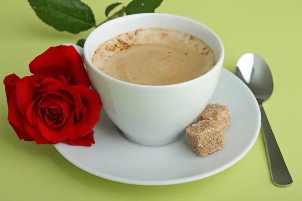 Filiżanka kawy i róża — Zdjęcie stockowe