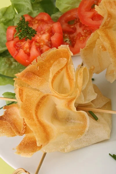 Salát a pečivo z listového těsta — Stock fotografie
