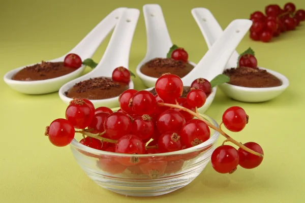 Rode bessen en chocolade mousse — Stockfoto