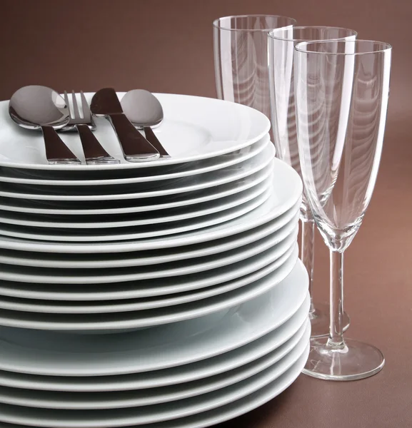 Стопка для тарелок, столовые приборы и очки — стоковое фото