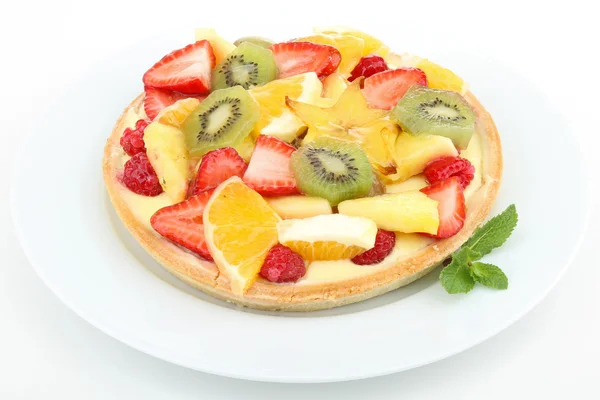 Tarte aux fruits isolée sur blanc — Photo