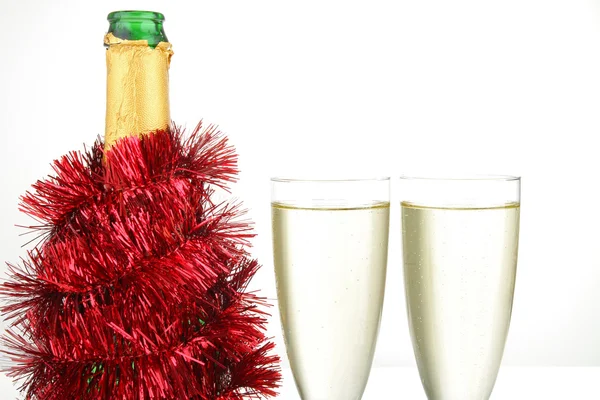 Bottiglia di champagne isolata e bicchieri — Foto Stock