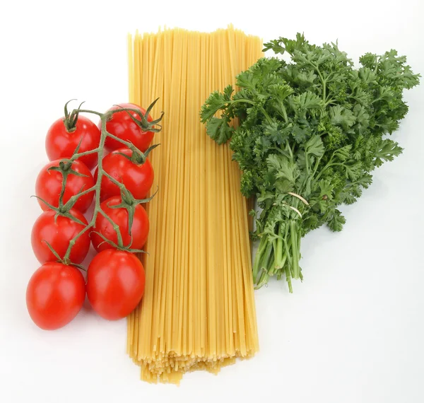 Esparguete cru, salsa e tomate cereja — Fotografia de Stock