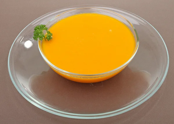 Bol de soupe aux carottes et persil — Photo