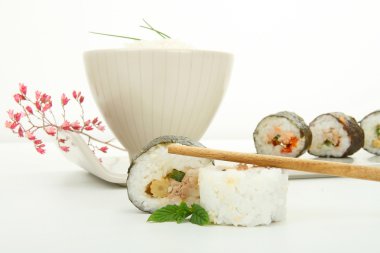 pilav kasesi ve sushi