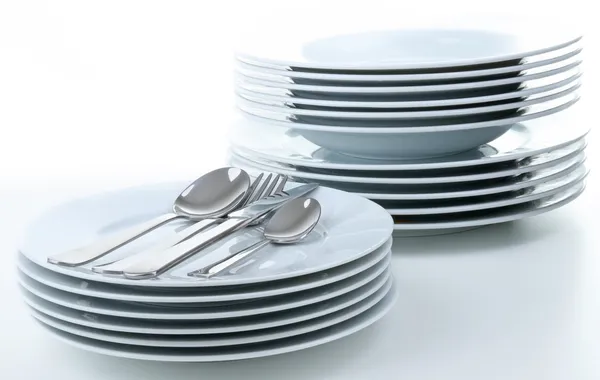 Pila di piatti su bianco — Foto Stock