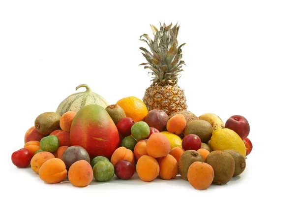Geïsoleerde heap van vruchten — Stockfoto