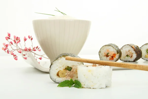 Tigela de arroz e sushi — Fotografia de Stock