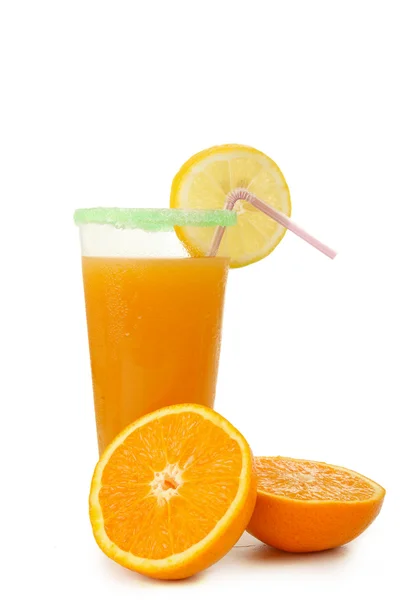 Апельсиновый сок на белом фоне — стоковое фото