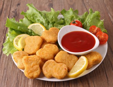 nuggets ve salata tabağı