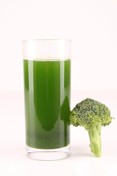 Изолированный зеленый сок — стоковое фото