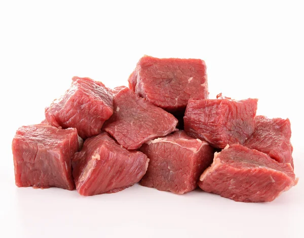 Сырые кубики говядины — стоковое фото