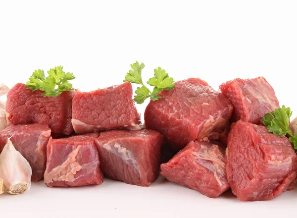 Isolierte rohe frische Rindfleischwürfel — Stockfoto