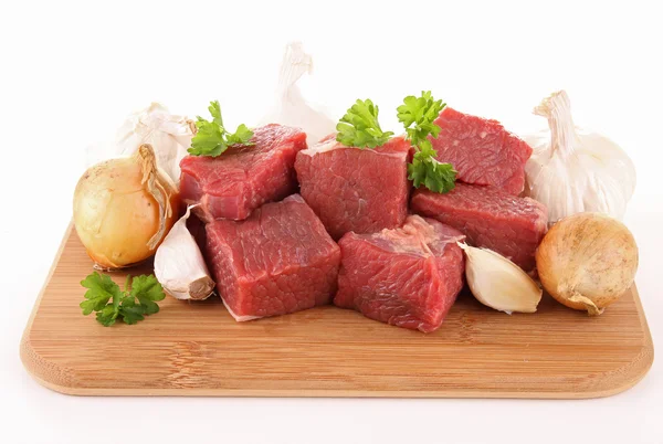 Surowe mięso wołowiny na pokładzie — Zdjęcie stockowe
