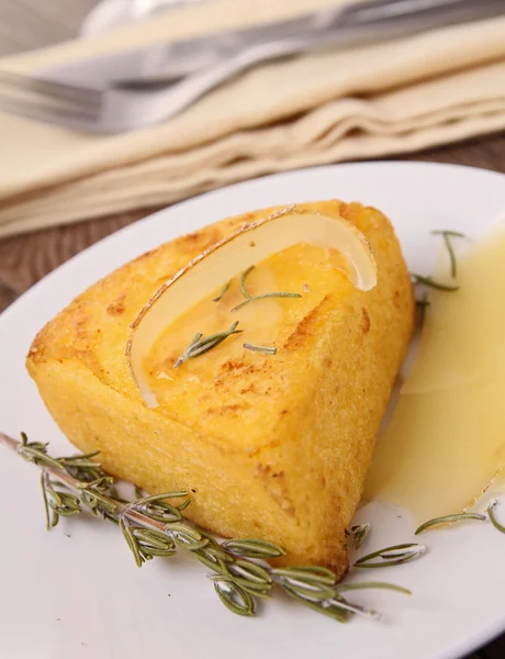 Prato de polenta com queijo — Fotografia de Stock