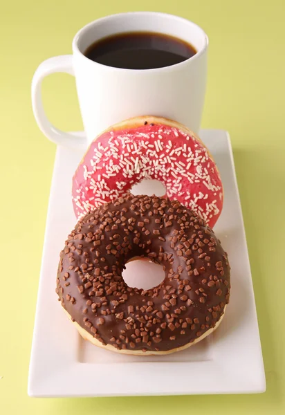 Kaffeetasse und Donuts — Stockfoto