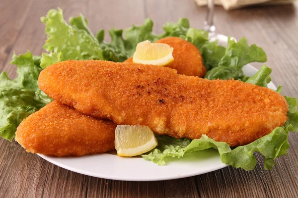 Kızarmış balık ve salata — Stok fotoğraf