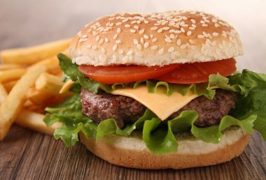 Hamburger ve patates kızartması