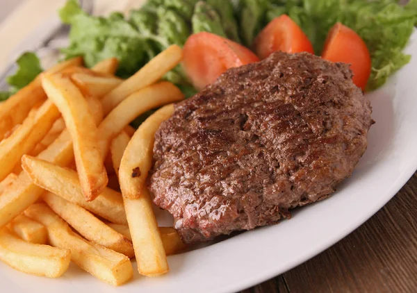 Plaat van biefstuk, Franse frietjes en salade — Stockfoto