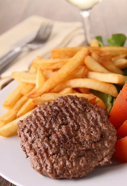 Biefstuk, Franse frietjes en salade — Stockfoto
