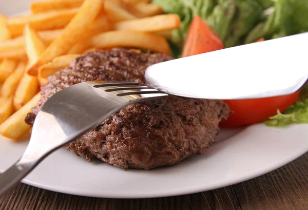 Bife, batatas fritas e salada — Fotografia de Stock